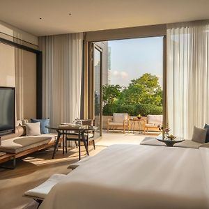 Premier Balcony Room King bed